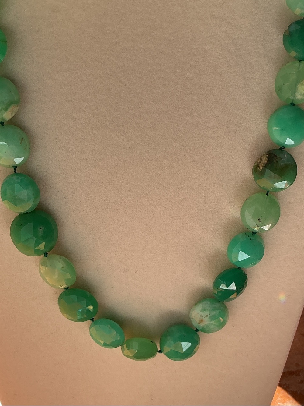Vintage Hand-Made Necklace of Faceted Chrysoprase Beads - Picture 3 of 4